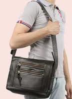 мужская сумка стоит в стиле casual